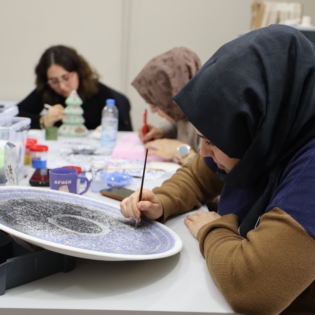 Başiskele'de kadınlar geleneksel sanatları öğreniyor