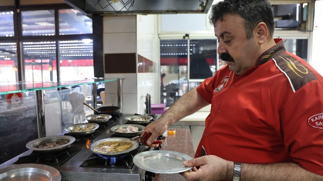 Havaların soğumasıyla doğal antibiyotik paçaya ilgi arttı
Yazın düğüncüler, kışın hastalıktan korunmak isteyenler bu çorbadan içiyor