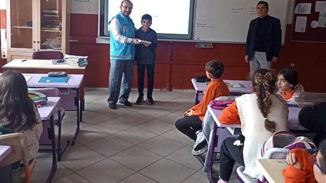 Emet'te ortaokul öğrencilerine Kur'an-ı Kerim hediye edildi