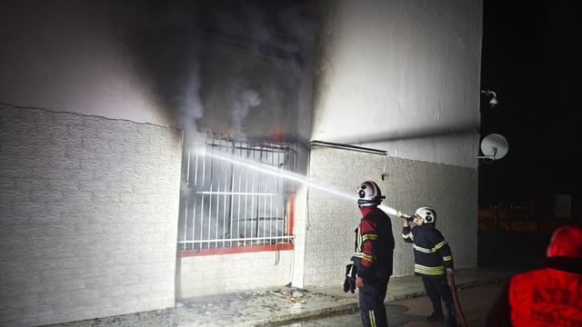 Tahliye edilen okulda çıkan yangın panikletti