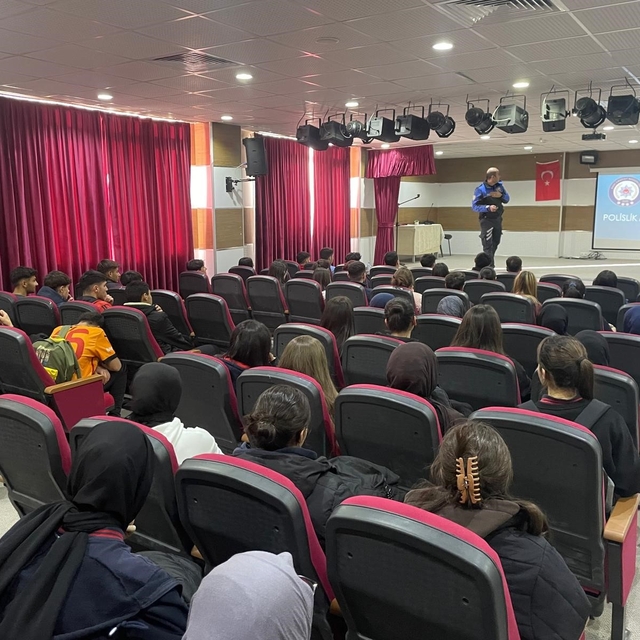 Kars'ta öğrencilere polislik mesleği anlatıldı