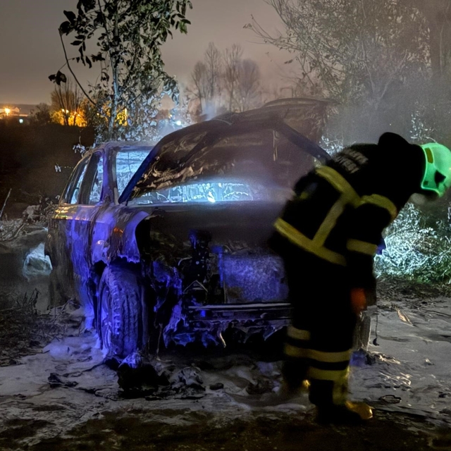 Tarlada park halindeki otomobil alev topuna döndü, geriye demir yığınları k...