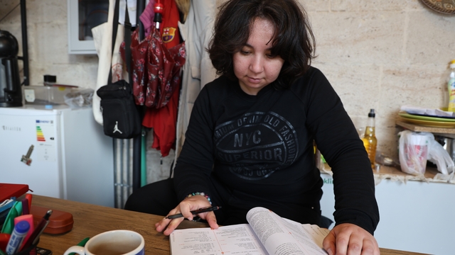 Küçük dükkanda büyük azim
Hem ticaret yapıyor hem KPSS'ye hazırlanıyor