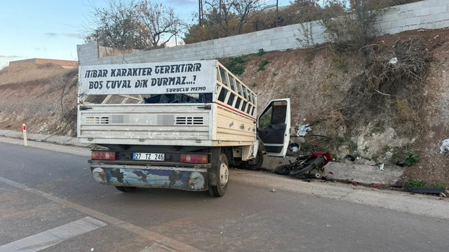 Motosiklet ile kamyonet çarpıştı: 1 ölü