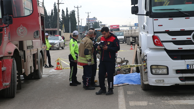 Hatay'da tırla çarpışan motosikletteki anne ve bebeği öldü, 3 kişi yaralandı