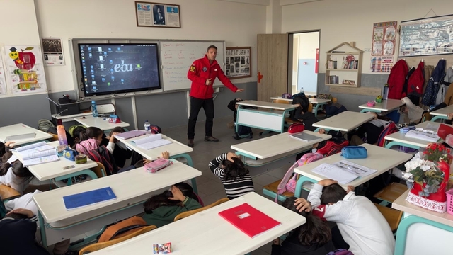 JAK'tan öğrencilere "Deprem farkındalık eğitimi"