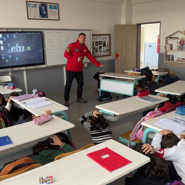 JAK'tan öğrencilere "Deprem farkındalık eğitimi"