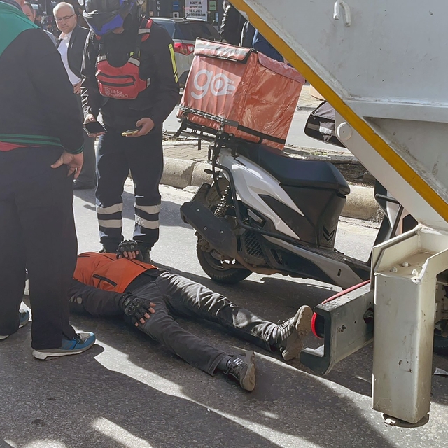 Çöp kamyonuna çarpan Motokurye yaralandı