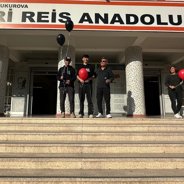 Aynı dönemde kansere yakalanan öğrenciler okullarında balonlarla karşılandı