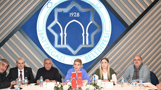 Milletvekili Ölmeztoprak: "Malatya'mız için çözüm ve takip içerisindeyiz"
Muhtarlarla sahada güçlü istişare