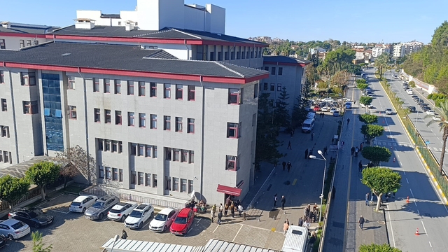 Manavgat Belediyesi rüşvet soruşturmasında 9'u tutuklu 41 sanığın yargılanmasına başlandı
Manavgat Cumhuriyet Başsavcılığı, 'Suç örgütü kurmak ve yönetmek' suçundan Niyazi Nefi Kara için 31 yıldan 66 yıla kadar hapis cezası talep ederken diğer sanıklar için de 5 ila 25 yıl hapis cezaları isteniyor