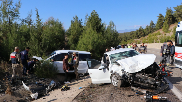 Kilis'te hafif ticari araçla otomobilin çarpıştığı kazada 6 kişi yaralandı