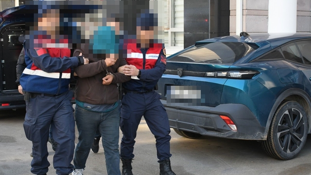 "Mobilyacı Mehmet" olarak biliniyordu, müebbetten arandığı ortaya çıktı
Kuşadası'nda PKK/KCK suçundan aranan şahıs 15 yıl sonra yakalandı