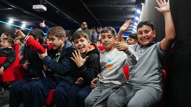 Gezen sinema tırı ve gezici kütüphane depremzede çocukları şenlendirdi
Sındırgı'da deprem sonrası çocuklara moral buluşması
2 günlük etkinlikte ilçedeki tüm okulların öğrencileri meydanı doldurdu