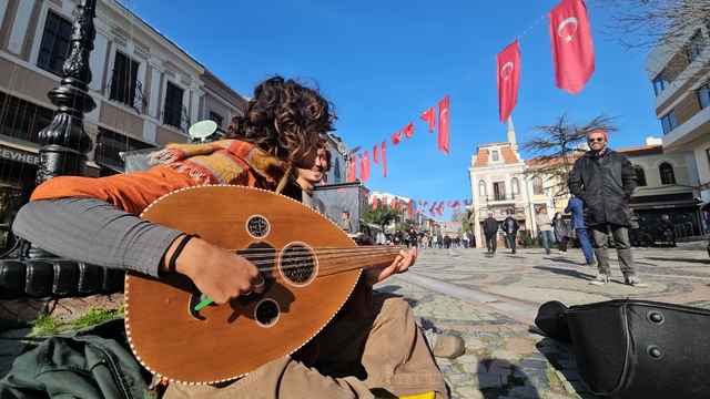 Evrensel dil olan müzikle hem geziyor hem de geçimlerini sağlıyorlar