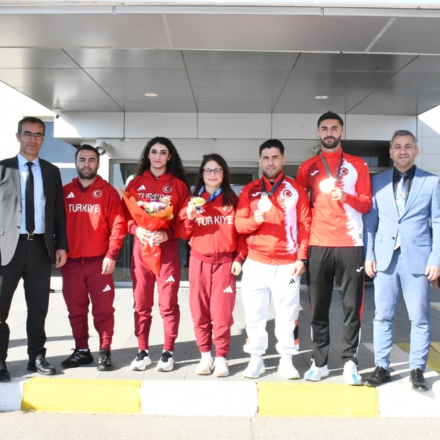 Şırnaklı milli sporculara coşkulu karşılama