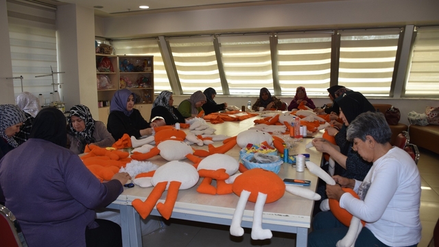 Kadınlar, lösemili çocuklara oyuncak bebek ve elbise dikmek için bir araya geldi