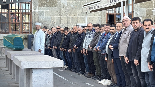 Eşi ve oğlunun ölümüne ilişkin tutuklu bulunduğu cezaevinde intihar eden doktor, defnedildi