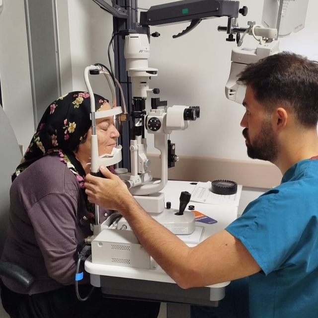 55 yıl önce görme yetisi kaybolan sağ gözü ameliyatla görmeye başladı