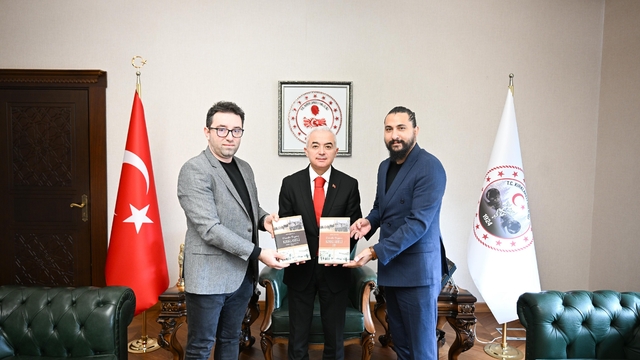 "Dünden Bugüne Kırklareli" eseri Vali Turan'a takdim edildi