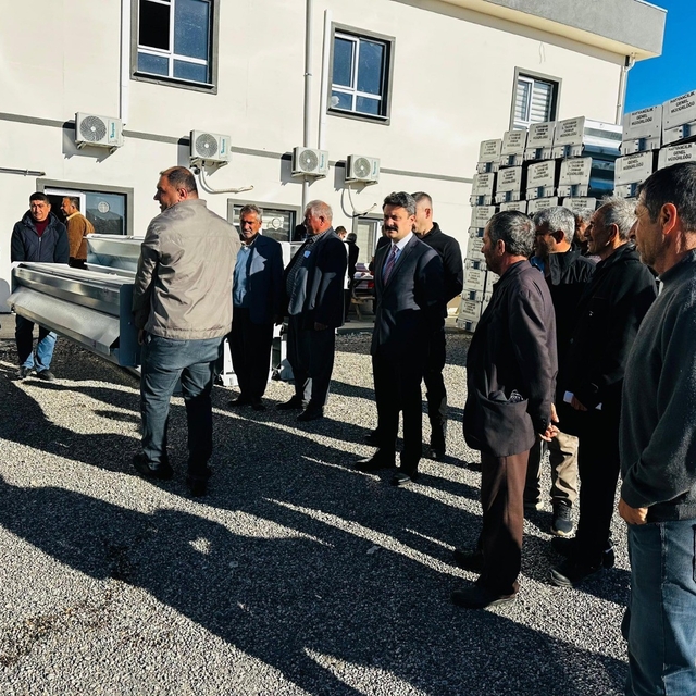 Besni'de 84 yetiştiriciye otomatik yemlik dağıtıldı