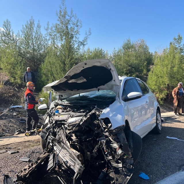 Kilis'te hafif ticari araçla otomobil çarpıştı: 5'i ağır, 6 yaralı