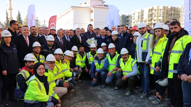 Bakan Kurum: "Son tuğlalarımızı koyuyor, son çivilerimizi çakıyoruz"
Çevre, Şehircilik ve İklim Değişikliği Bakanı Murat Kurum:
"Türkiye Cumhuriyeti saatte 23, günde 550 konut üreten bilgiye, birikime, tecrübeye, liyakate sahip bir devlettir"
"Depremden etkilenen 11 ilde 174 ayrı alanda 3 bin 481 şantiyede 200 bin emekçiyle birlikte 7 gün 24 saat şekliyle kesintisiz bir şekilde çalışmaları sürdürüyoruz"
"Altınova'da yaptığımız 550 bloktan oluşan 11 bin konutluk bir uydu kenti de Maraş'ımıza kazandırıyoruz"