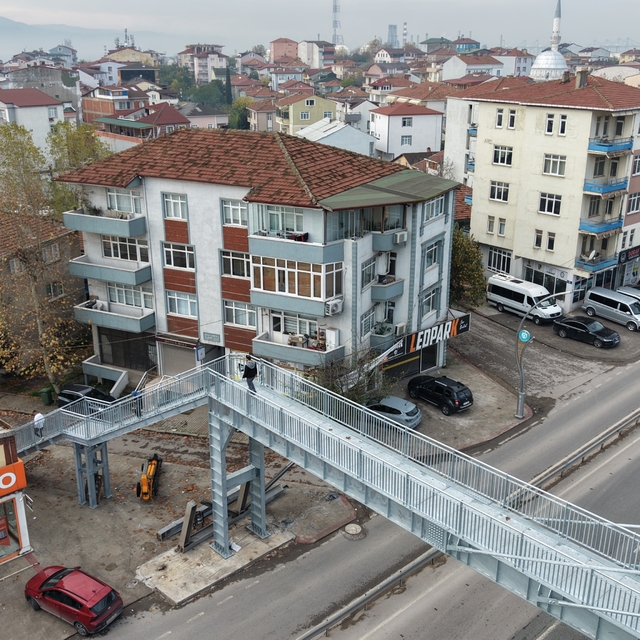 "Yayalar evimi izliyor" şikayeti üst geçidi yıktırdı: "Evi yine görebiliyor...