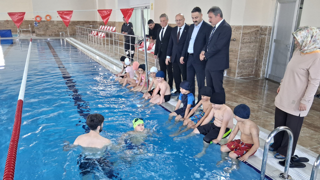 Havza'da "Geleceğe Kulaç Atıyoruz" projesi yüzme kursları başladı