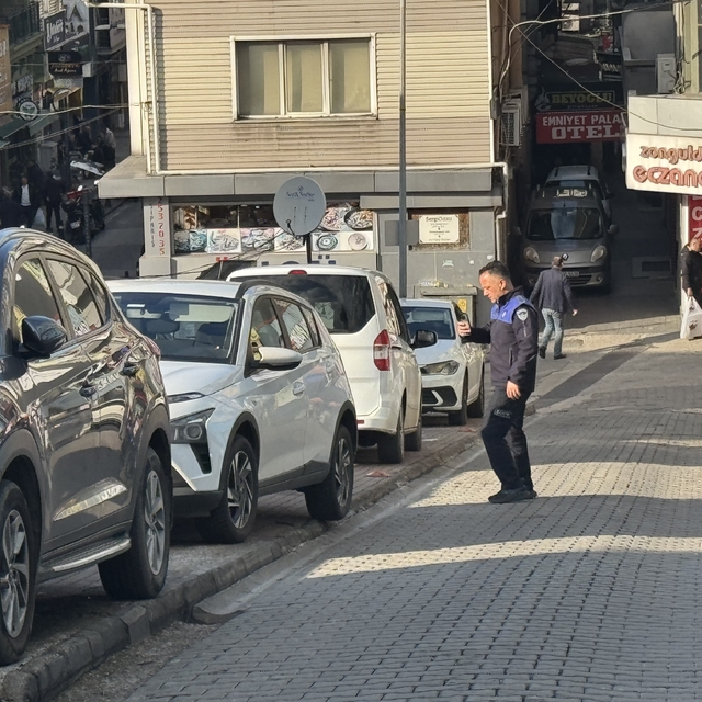 Zabıtadan kaldırım işgali yapan sürücülere ceza