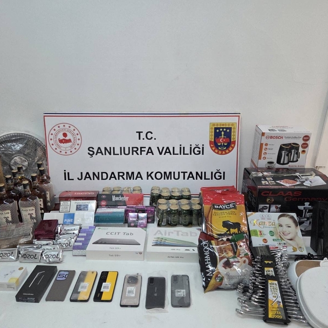 Şanlıurfa'da kaçakçılık operasyonunda çok sayıda kaçak ürün ele geçirildi