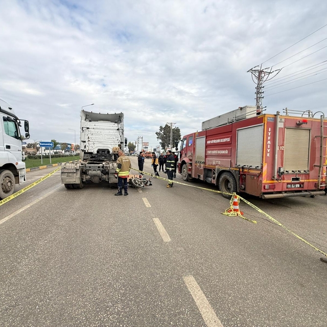TIR ile motosiklet çarpıştı; anne ile bebeği öldü, 3 yaralı