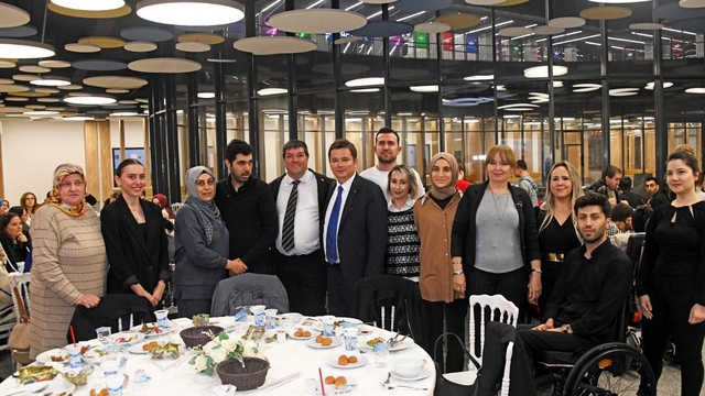 Başkan Erkan Aydın engelleri sevgiyle aştı