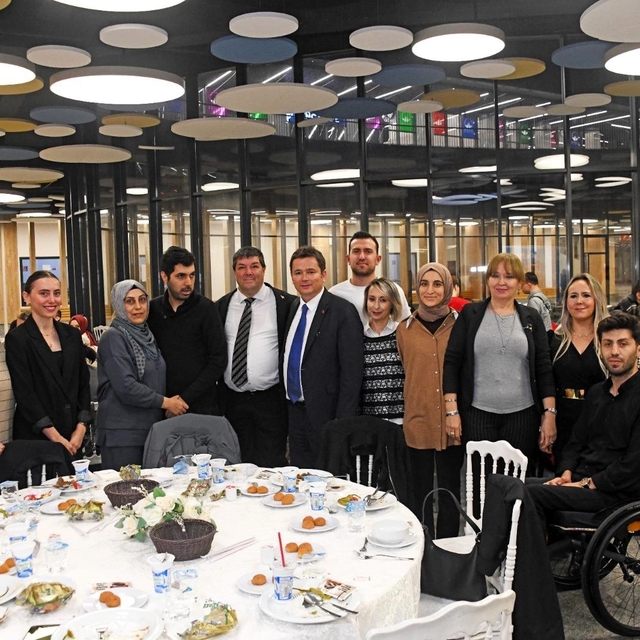 Başkan Erkan Aydın engelleri sevgiyle aştı