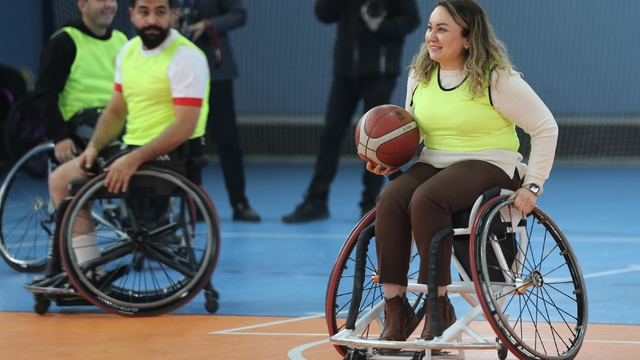 Engelliler ile kurum müdürleri tekerlekli sandalye basketbol maçında karşılaştı