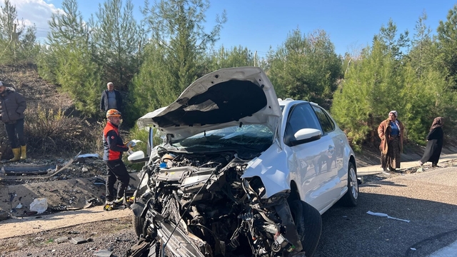 Kilis'te hafif ticari araçla otomobil çarpıştı: 5'i ağır, 6 yaralı