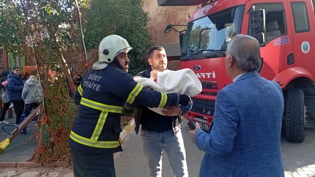 Siirt'te yangın merdiveni ve odun deposunda çıkan yangın söndürüldü