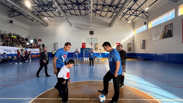 3 Aralık Dünya Farkındalık Günü Gazipaşa'da özel öğrencilerin katılımıyla kutlandı