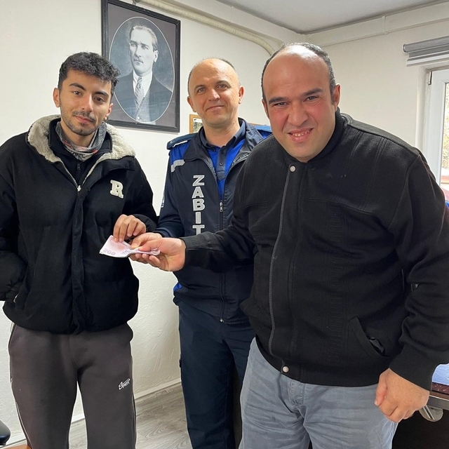 Merzifon'da temizlik personelinden örnek davranış: Bulduğu parayı sahibine...