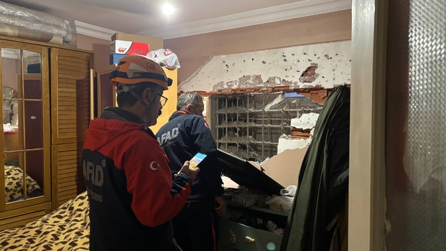 Dairenin zili çalınca yatak odasının yıkıldığını öğrendi
Beton dökerken yan evin duvarını yıktılar