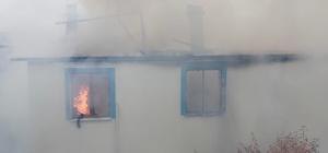 Çorum'da alev alev yanan ev kullanılmaz hale geldi