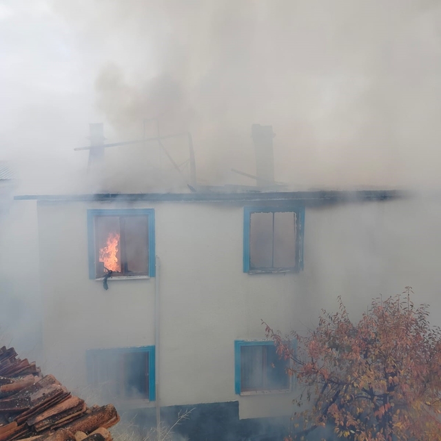Çorum'da alev alev yanan ev kullanılmaz hale geldi