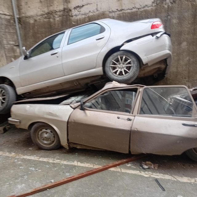 Rampada geriye kayan otomobil 8 metreden düşerek park halindeki aracın üzer...