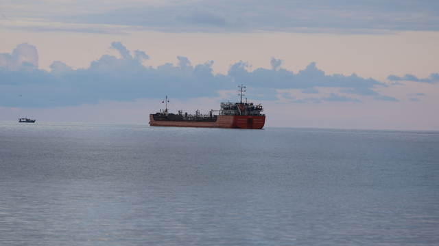 Saldırıya uğrayan 'MIDVOLGA-2' isimli gemi Sinop açıklarında bekliyor