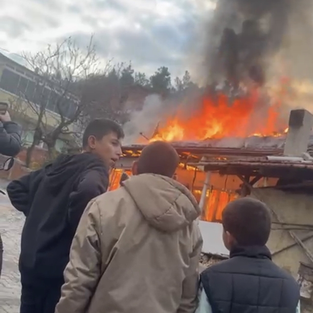 Erbaa'da elektrik kontağından çıkan yangın evi küle çevirdi