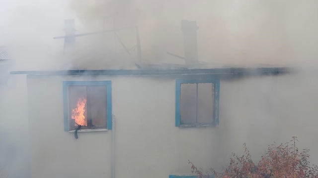 Çorum'da alev alev yanan ev kullanılmaz hale geldi