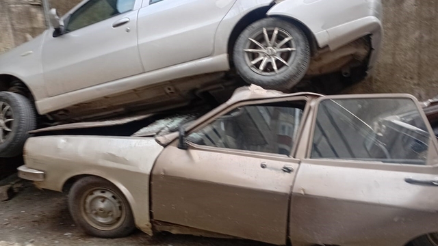 Rampada geriye kayan otomobil 8 metreden düşerek park halindeki aracın üzerine çıktı