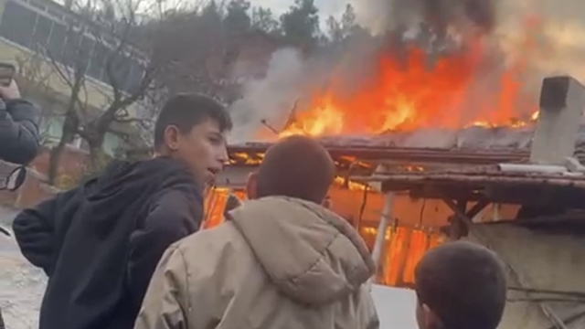 Erbaa'da elektrik kontağından çıkan yangın evi küle çevirdi