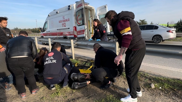 Motosikletle bariyere çarpan üniversite öğrencisi ağır yaralandı