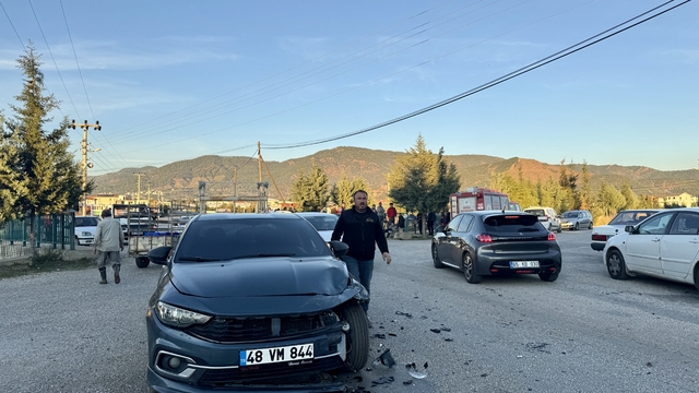 Muğla'da iki otomobilin çarpıştığı kazada 5 kişi yaralandı